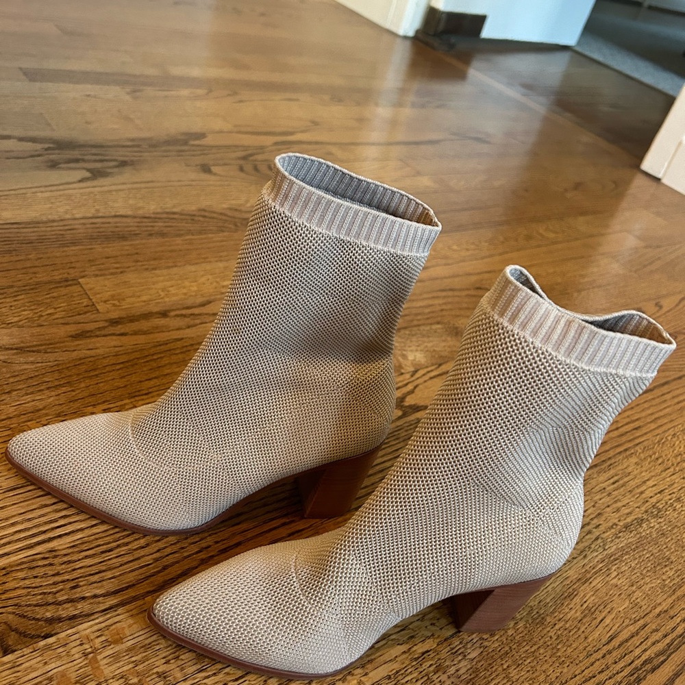 Cute, versatile knit booties - Picture 4 of 7